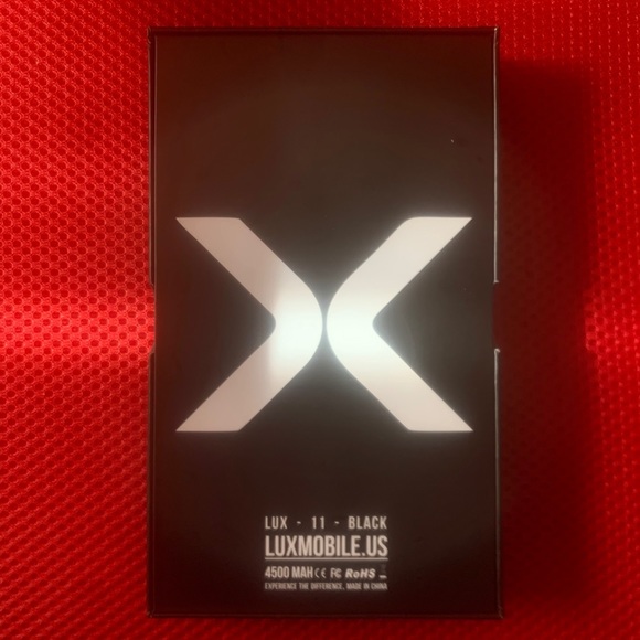 Black iPhone 11 Charging Case LUX - Picture 4 of 11